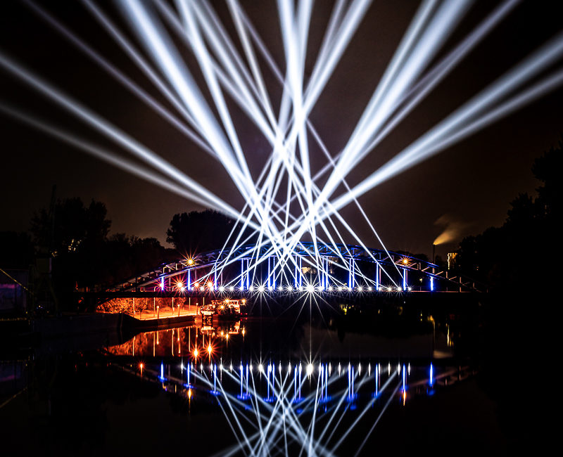 Weserbrücke im Licht